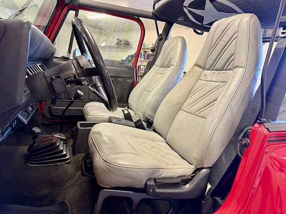 Jeep Wrangler 11 of 15