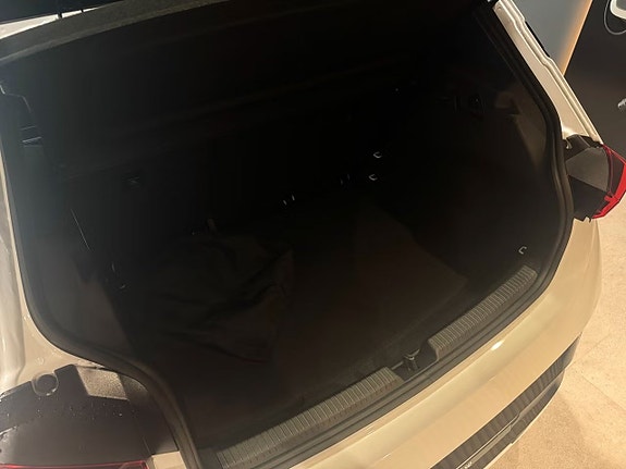 Cupra Born 7 of 17