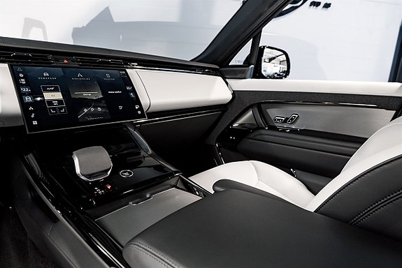 Land Rover Range Rover Sport 18 of 23