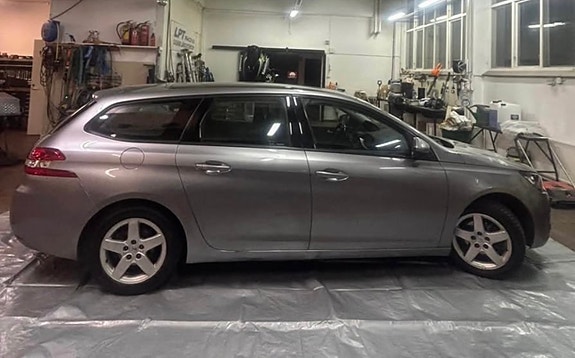 Peugeot 308 SW 2 of 4