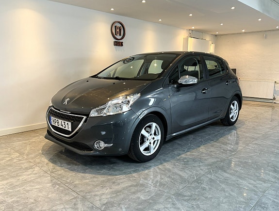 Peugeot 208 2 of 5