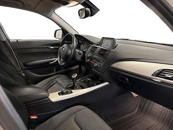 BMW 118i 8 of 17