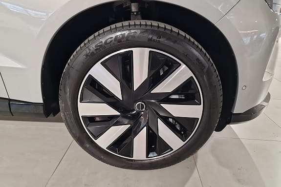 Volvo EX90 12 of 17