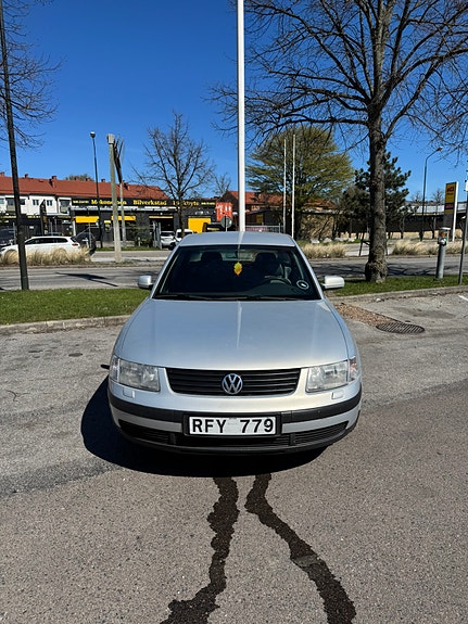 Volkswagen Passat 2 of 5