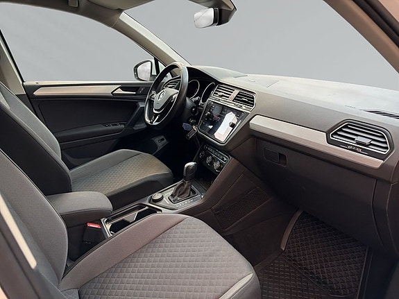 Volkswagen Tiguan 6 of 9