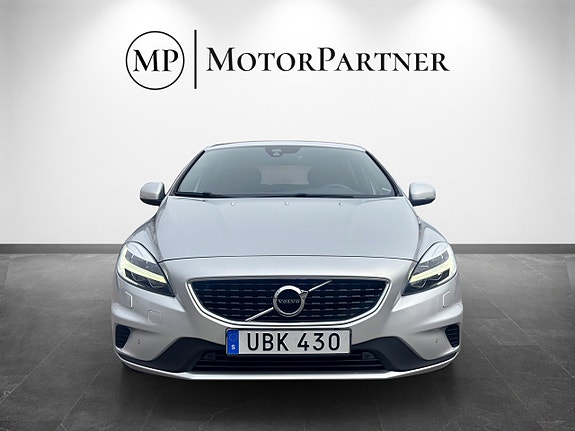 Volvo V40 2 of 17