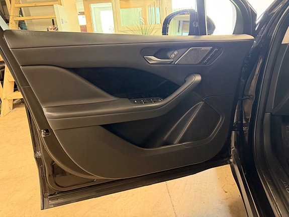 Jaguar I-PACE 10 of 18