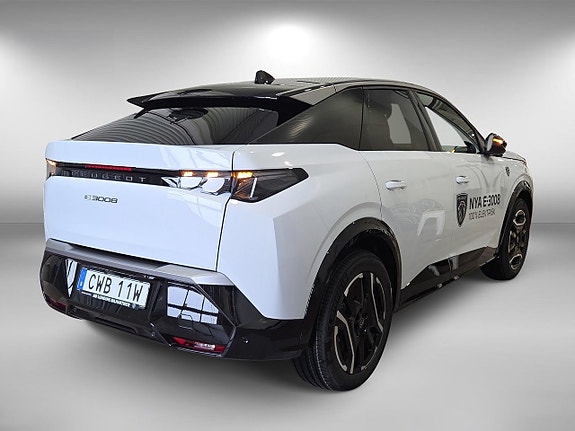 Peugeot e-3008 3 of 5