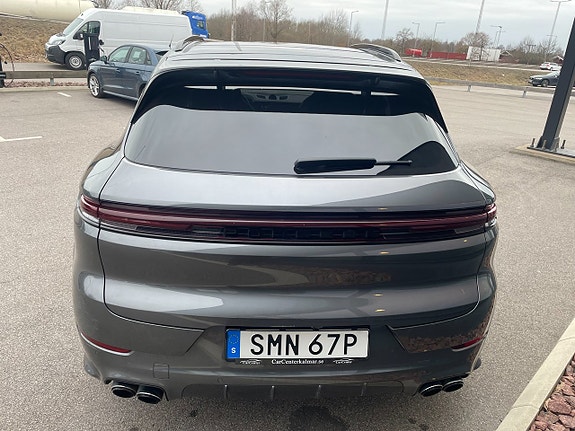 Porsche Cayenne 4 of 5
