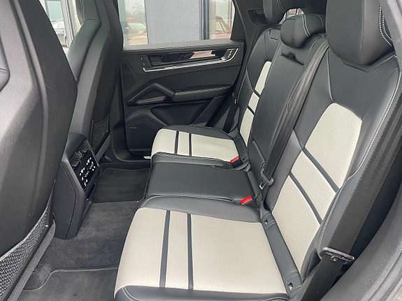 Porsche Cayenne 10 of 10