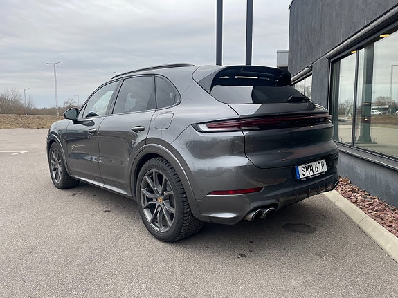 Porsche Cayenne 3 of 5