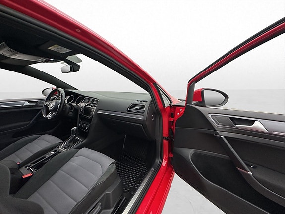 Volkswagen Golf VII 23 of 29