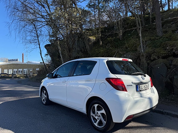 Toyota Yaris 3 of 5