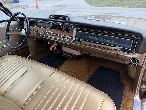 Pontiac Bonneville 13 of 17