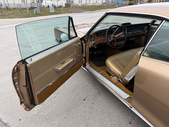 Pontiac Bonneville 9 of 17