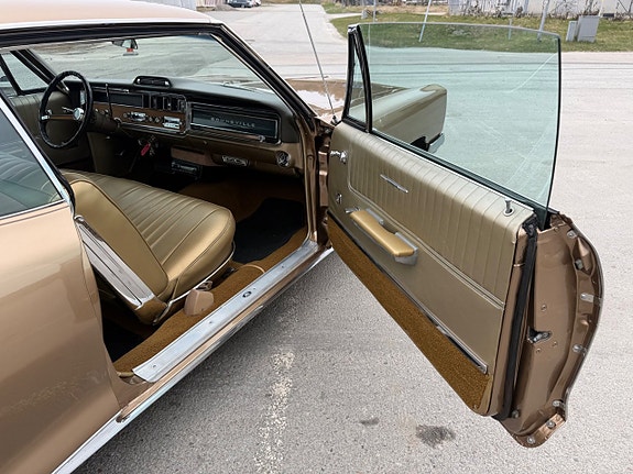 Pontiac Bonneville 12 of 17