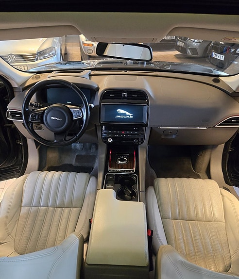 Jaguar F-PACE 5 of 5