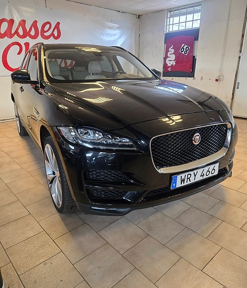 Jaguar F-PACE 3 of 5
