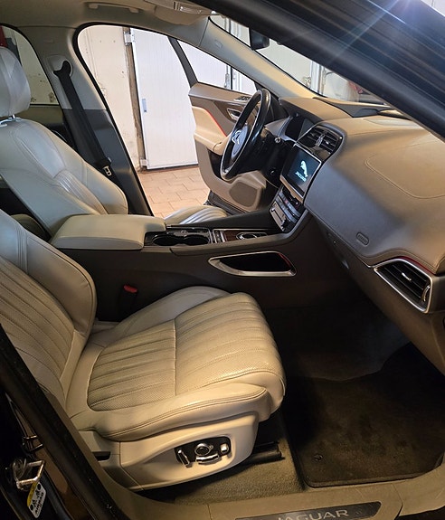 Jaguar F-PACE 4 of 5