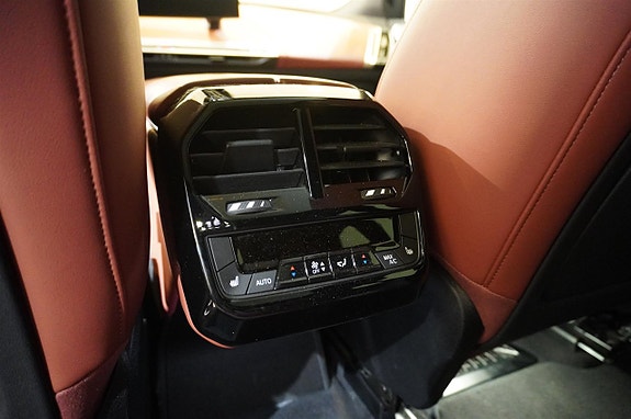 BMW iX 13 of 24