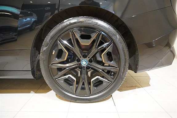 BMW iX 10 of 24