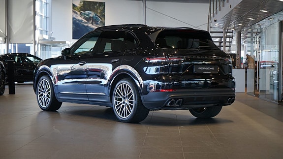Porsche Cayenne 2 of 5