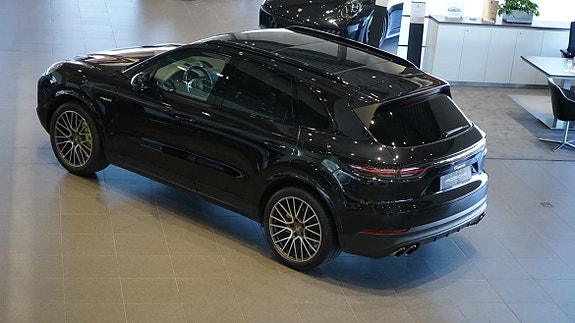 Porsche Cayenne 3 of 5