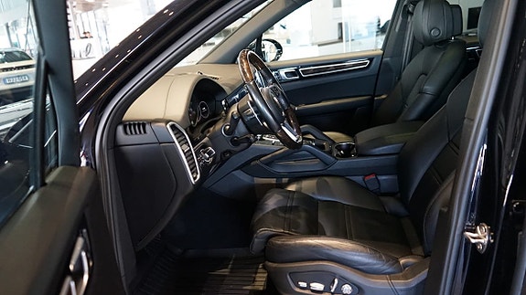 Porsche Cayenne 5 of 5