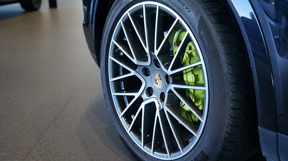 Porsche Cayenne 4 of 5