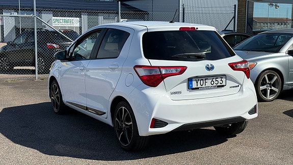 Toyota Yaris 6 of 30