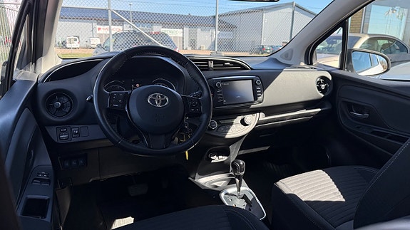 Toyota Yaris 8 of 30