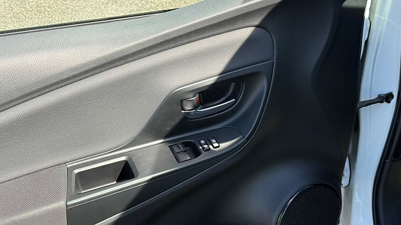 Toyota Yaris 11 of 30