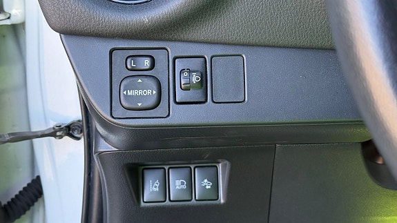 Toyota Yaris 12 of 30