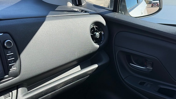 Toyota Yaris 21 of 30