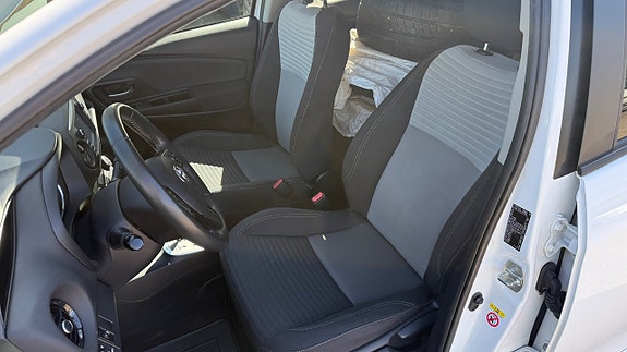 Toyota Yaris 9 of 30