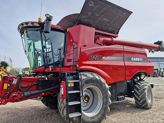 Case IH 8230 Axial Flow VariFeed 30" 4WD