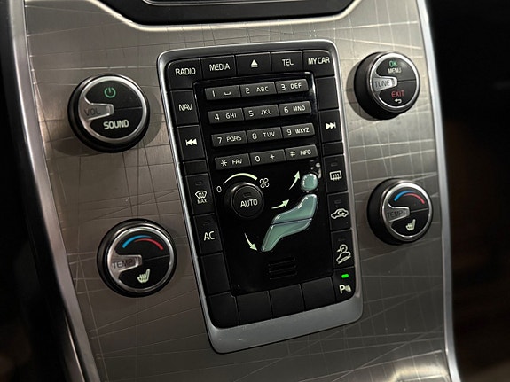 Volvo XC70 18 of 25