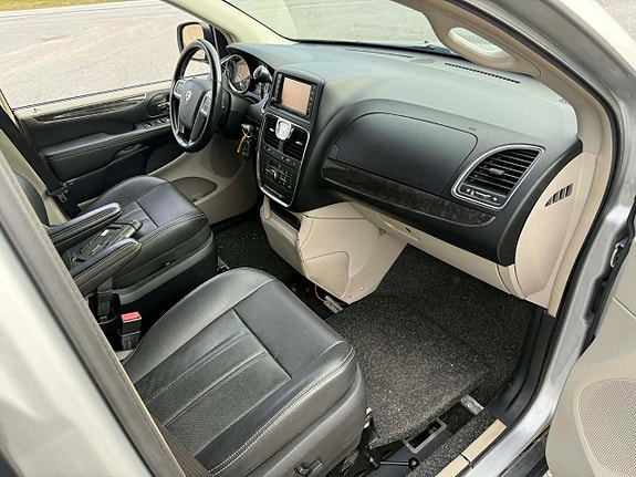 Lancia Voyager 10 of 16