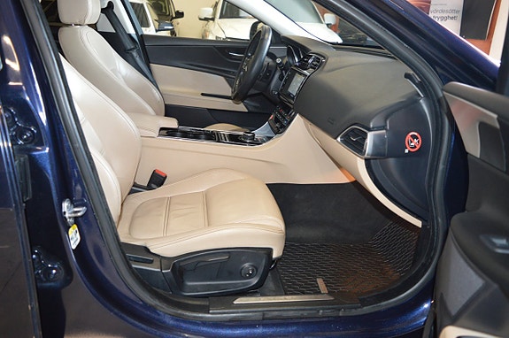 Jaguar XE 17 of 21