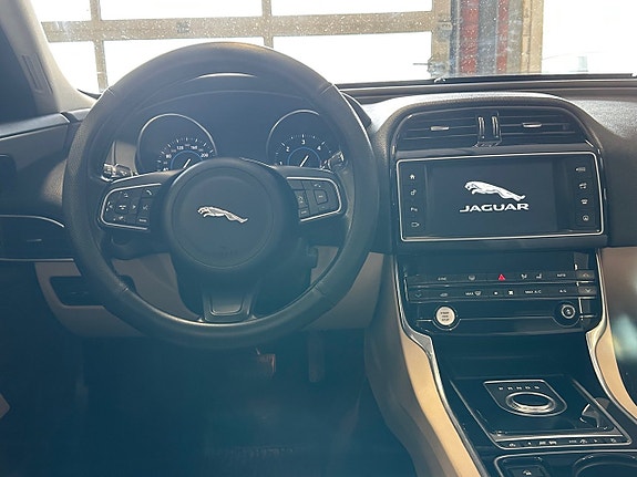 Jaguar XE 11 of 21