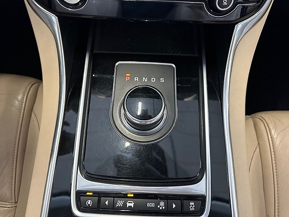 Jaguar XE 10 of 21