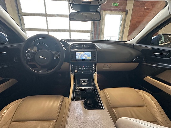 Jaguar XE 20 of 21