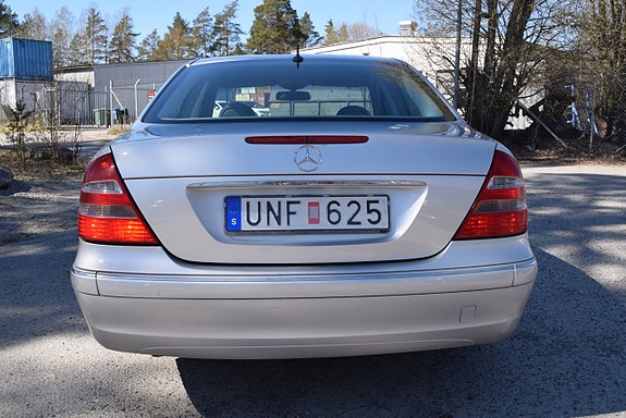 Mercedes-Benz E240 4 of 5