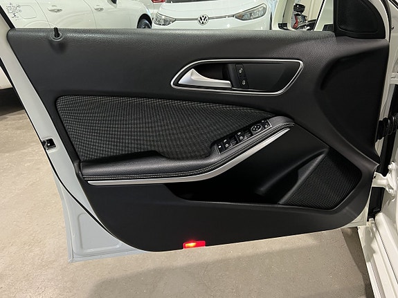 Mercedes-Benz A180 8 of 23