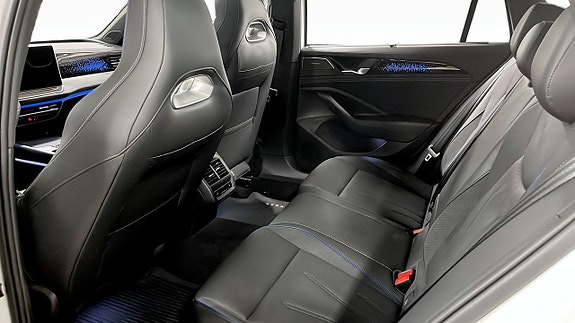 Volkswagen Passat 13 of 15