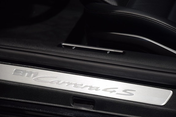 Porsche 911 Carrera 4S 10 of 15