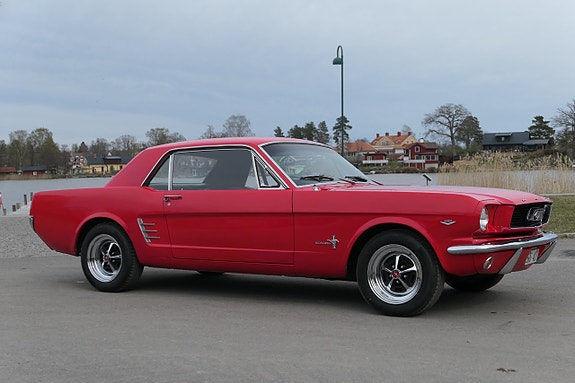Ford Mustang 3 of 5