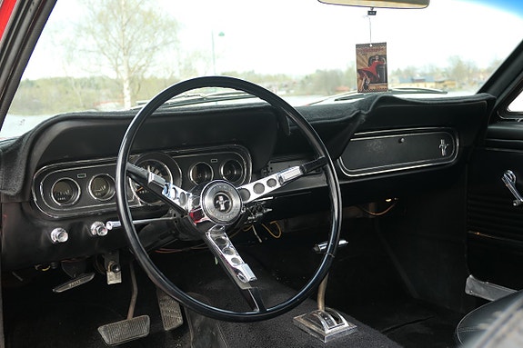 Ford Mustang 9 of 14
