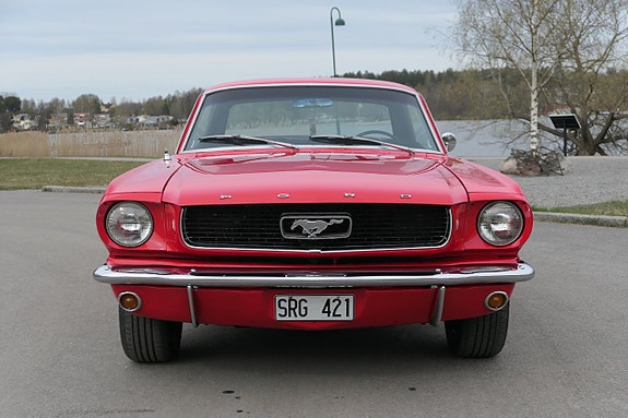 Ford Mustang 2 of 5