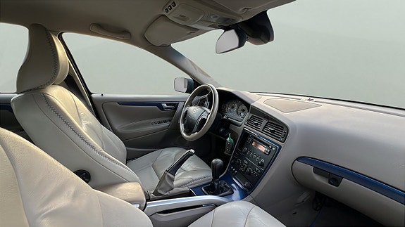 Volvo XC70 11 of 17